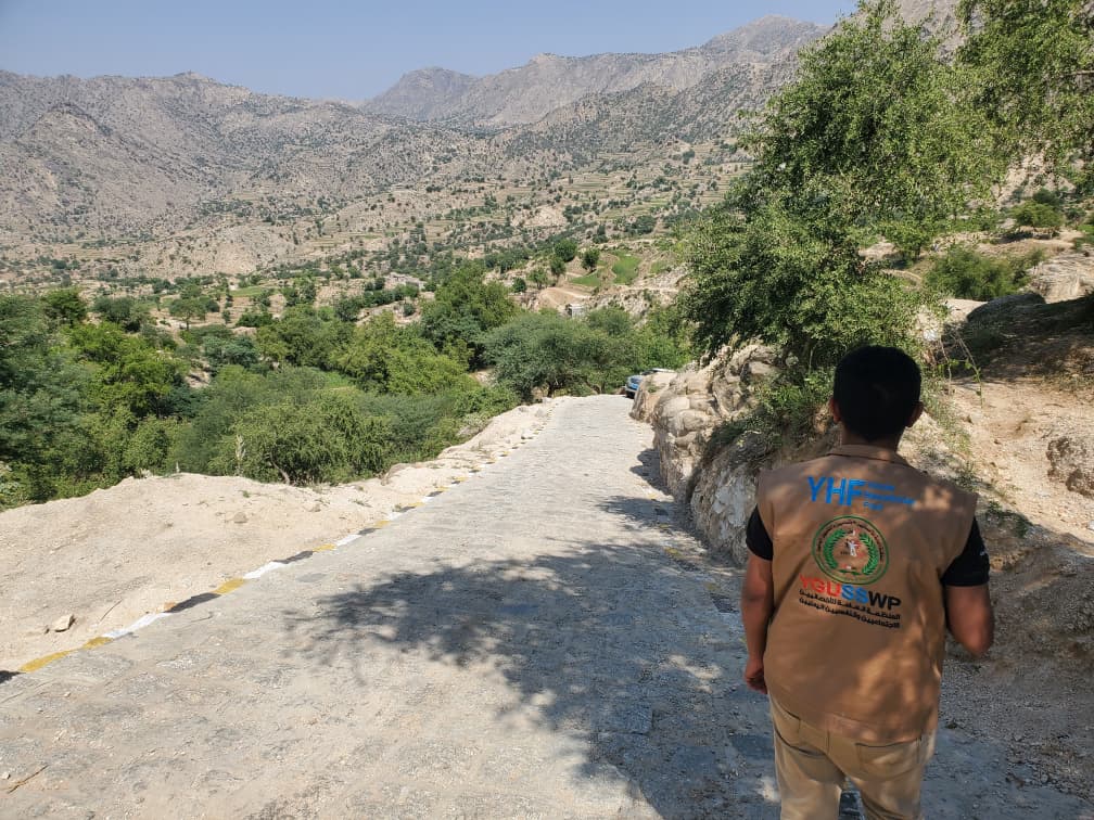 رصف الطريق لتحسين الوصول وتعزيز السلامة في موقع وادي موازن للنازحين – مديرية وشحة، محافظة حجة 🚧