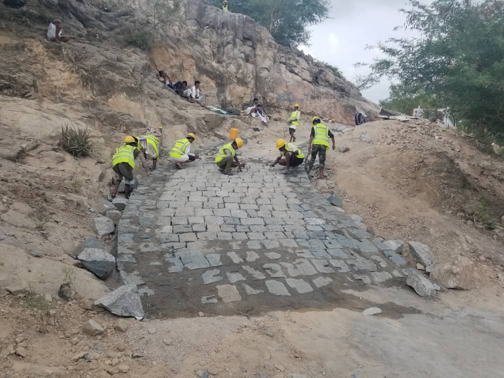 تحسين طريق الخميس… خطوة تعزز الوصول والكرامة في مديرية وشحة – محافظة حجة 🚧