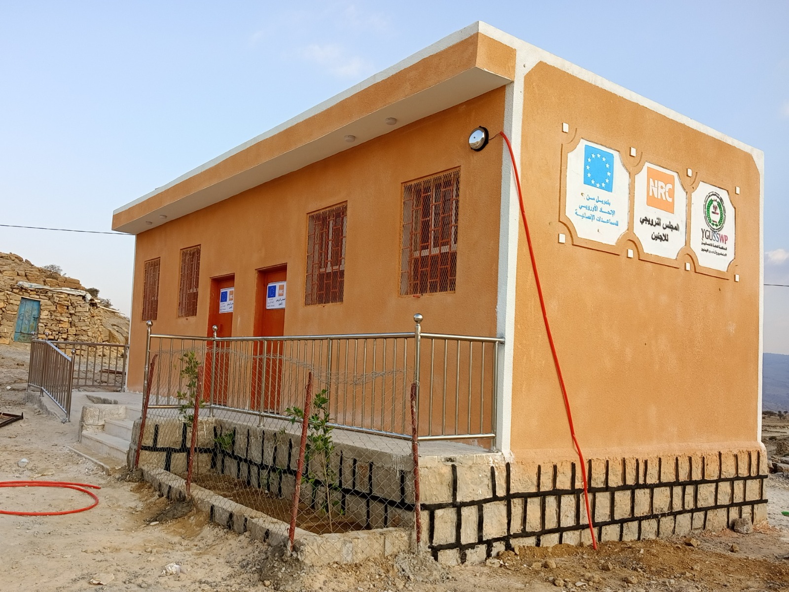 الانتهاء من بناء فصلين دراسيين لمدرسة البيضاء بمديرية حوث – محافظة عمران