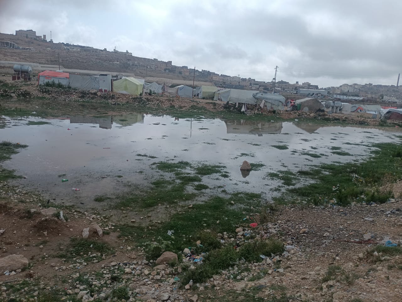 الأسر النازحة في عمران تحت وطأة الأزمات: تدهور المأوى والفيضانات الناجمة عن الأمطار الغزيرة يضاعفان معاناتهم
