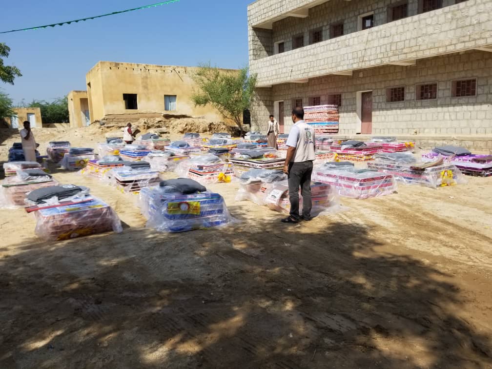 تدشين توزيع مواد ايوائية لعدد 454 اسرة نازحة اكثر تضرار من الامطار والسيول في محافظة حجة