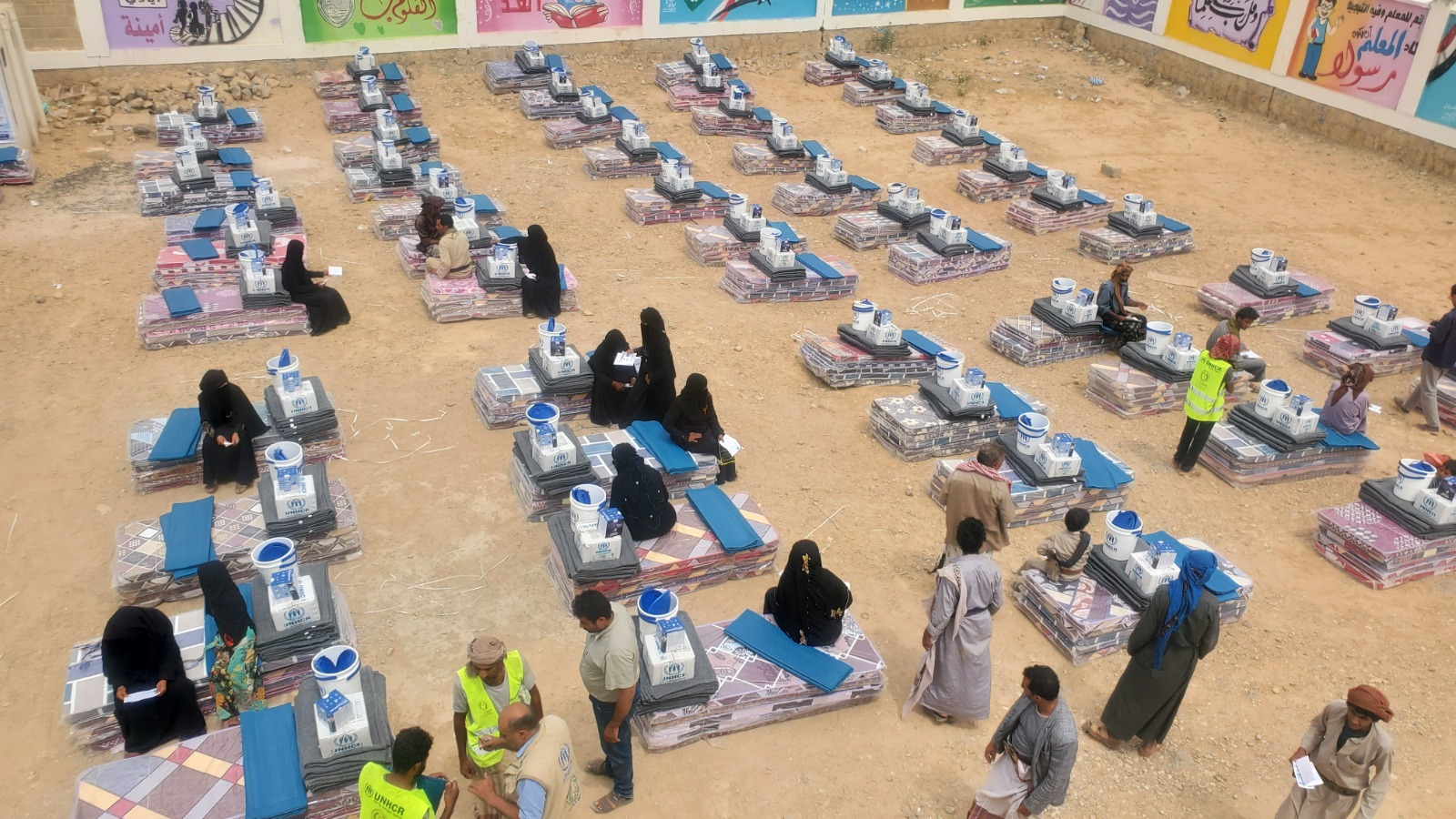 تدشين توزيع (396) حقيبة مواد غير غذائية في مديرية مجزر بمحافظة مأرب بالتزامن مع زيارة ممثل المفوضية في اليمن