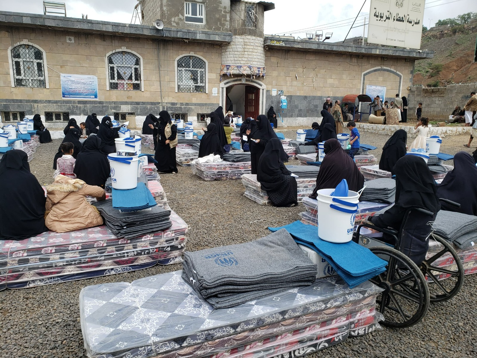 توزيع 255 حقيبة مواد غير غذائية في مديرية بني مطر بمحافظة صنعاء