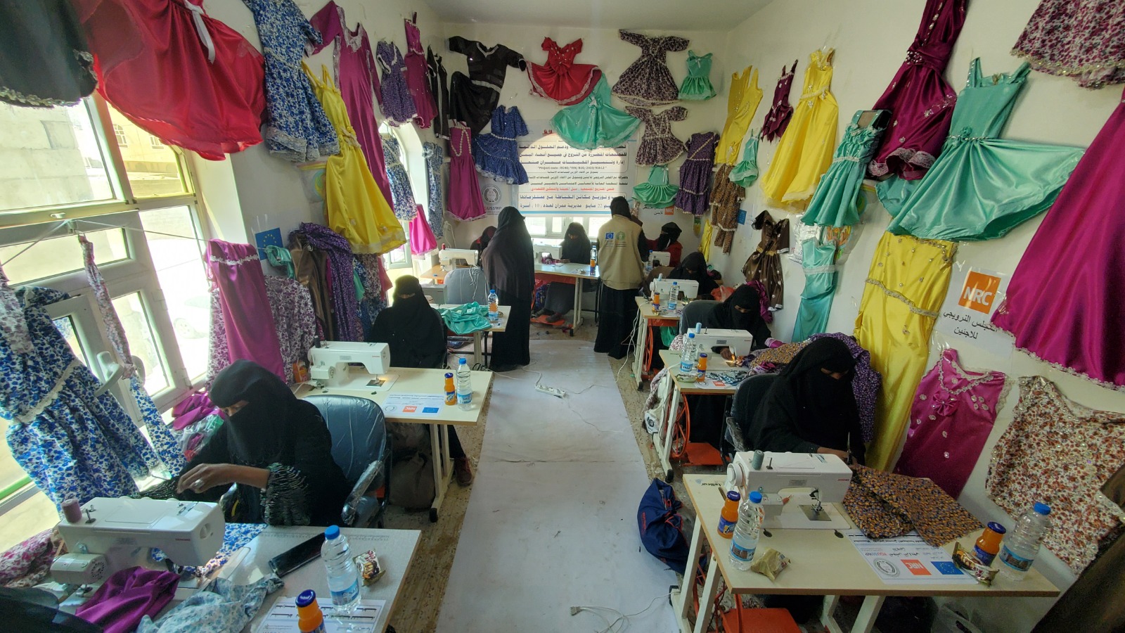 تحسين الظروف المعيشية للأسر النازحة من خلال التدريب على الخياطة ودعم سبل العيش في مخيم 22 مايو للنازحين - عمران