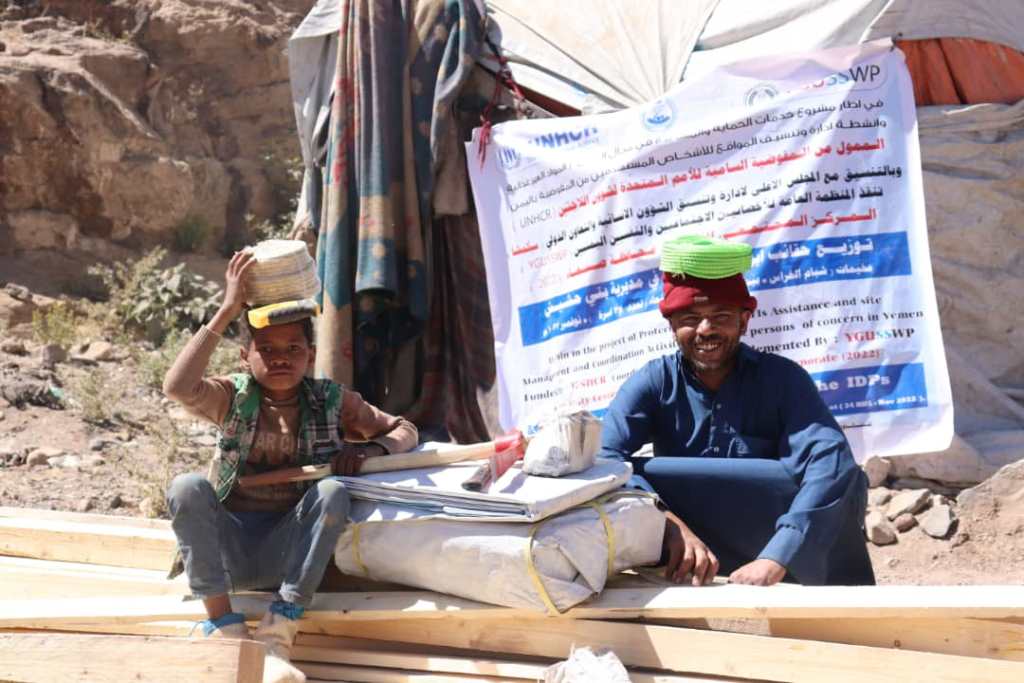 توزيع حقائب ايوائية لعدد 34 اسرة نازحة في مخيمات ( شبام الغراس وبيت قهدان – مديرية بني حشيش ).