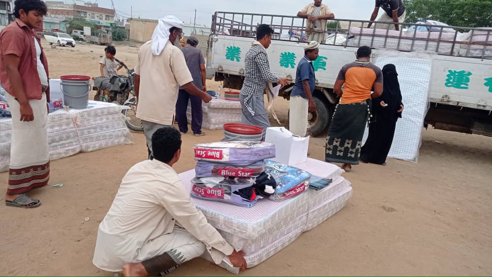 الانتهاء من توزيع 17 حقيبة مواد غير غذائية في مديرية عبس بمحافظة حجة