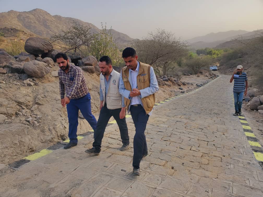 مشروع تحسين ورصف الطرق في مخيمات مستبأ بمحافظة حجة