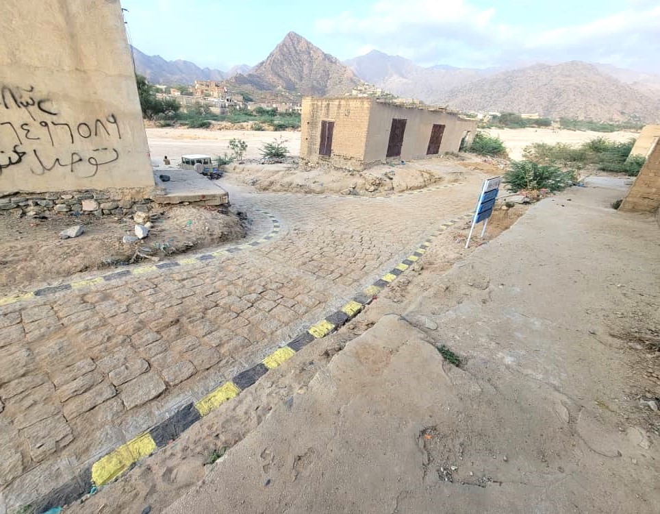 استكمال ثلاثة مشاريع تحسين ورصف الطرق بمواقع النازحين (السوق القديم، البياضة، الحريق) في مديرية كشر بمحافظة حجة